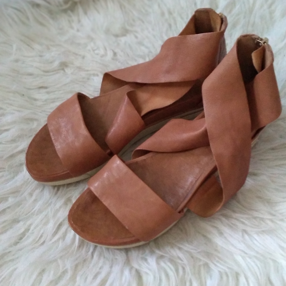 Thick straps wedges